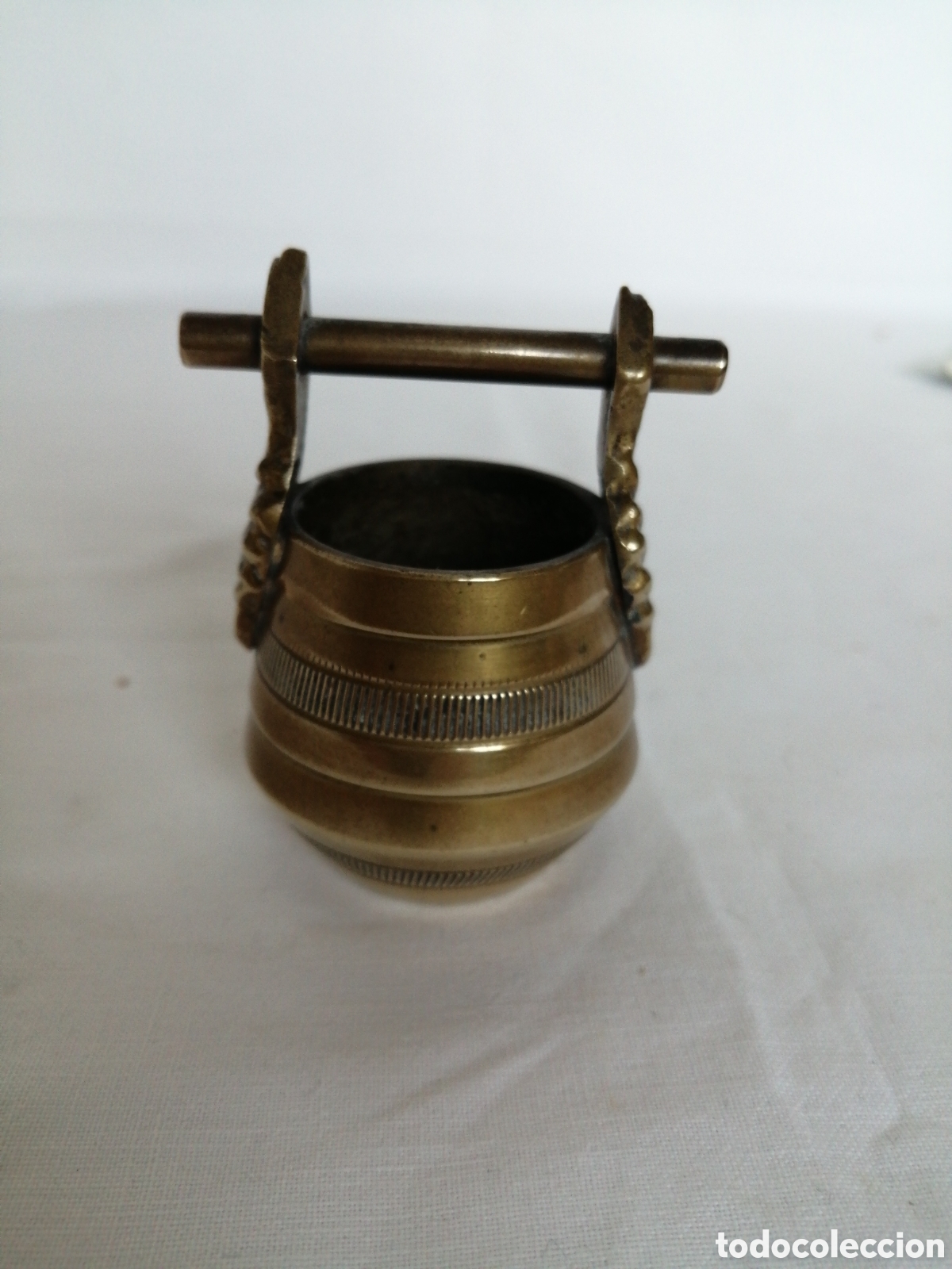 Antig&uuml;edades: Miniatura de caldero en bronce.