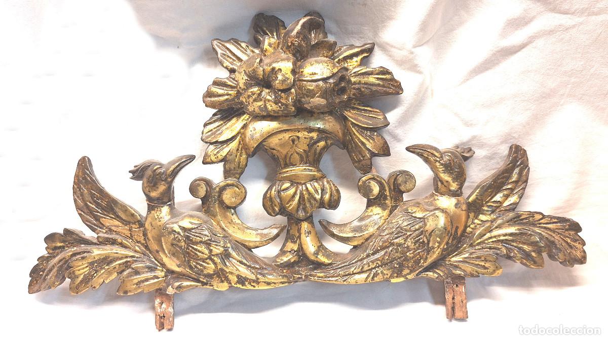 Antig&uuml;edades: Remate Copete Cabezal Imperio, Espejo, Armario talla madera dorada Pan de Oro