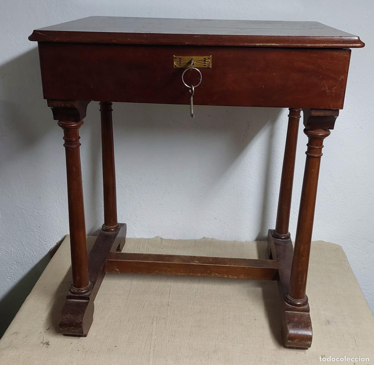 Antig&uuml;edades: Antiguo costurero alfonsino de madera maciza con llaves.