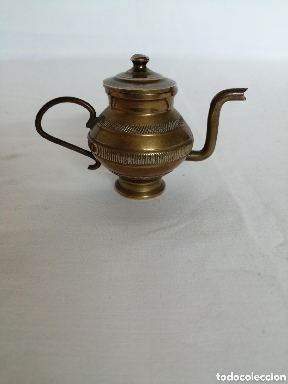 Antig&uuml;edades: Miniatura de cafetera en bronce.