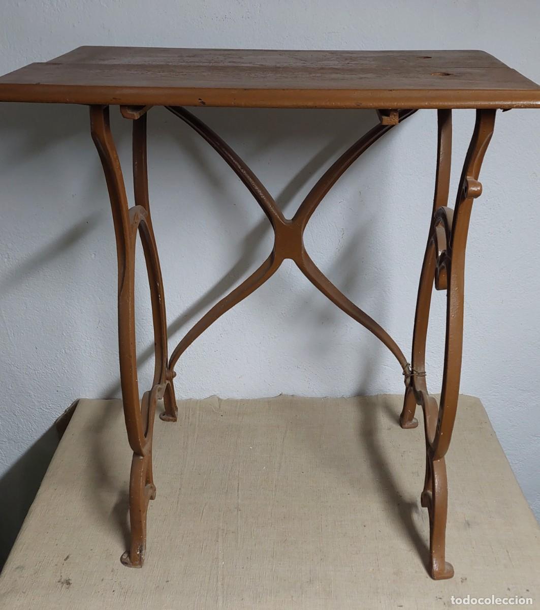Antig&uuml;edades: Antigua mesa hecha con patas de m&aacute;quina de coser en hierro fundido