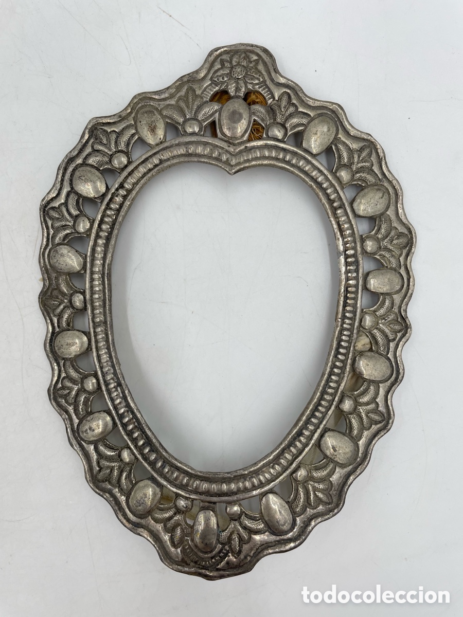 Antig&uuml;edades: Antiguo Rostrillo de metal plateado para virgen.