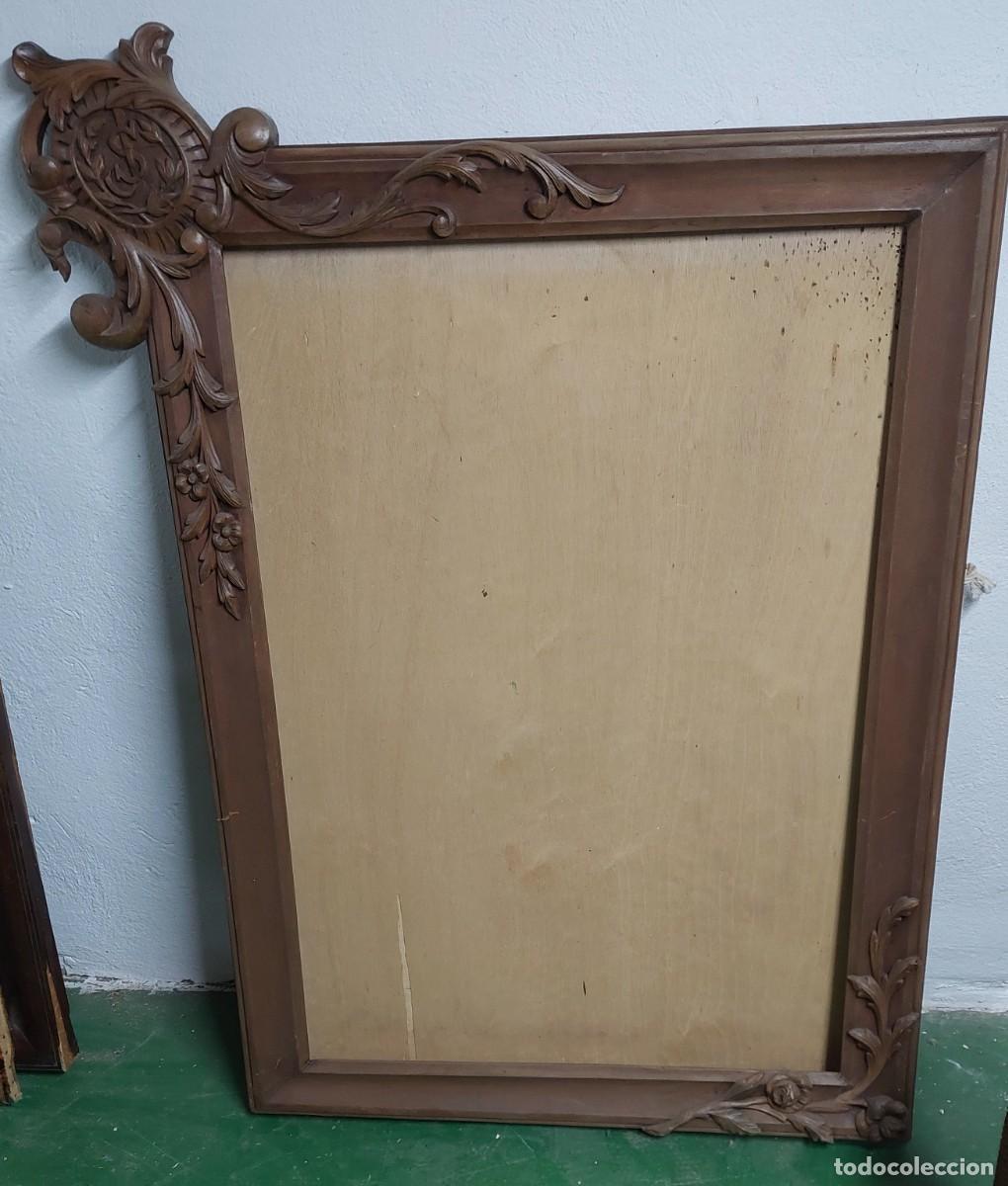 Antig&uuml;edades: Antiguo y magn&iacute;fico marc&oacute; de madera tallada art nouveau