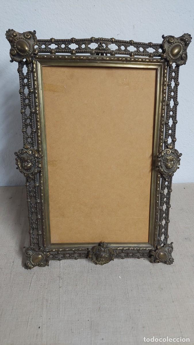 Antig&uuml;edades: Antiguo marco de bronce con caras - Foto 1
