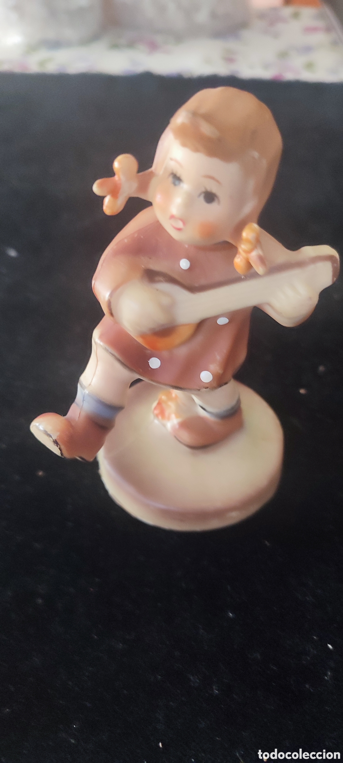 Antig&uuml;edades: Antigua figura de ni&ntilde;a tocando un la&uacute;d de Hummel Goebel