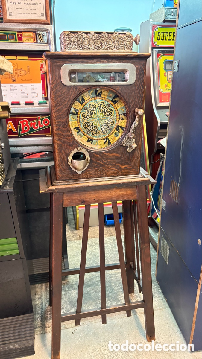 Antig&uuml;edades: M&aacute;quina tragaperras antigua