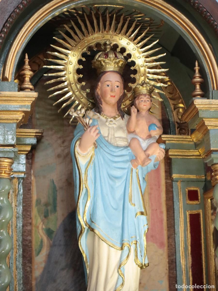 Antig&uuml;edades: Capilla limosnero portando en su interior un retablo de madera e im&aacute;genes religiosas. Pps. S. XX.