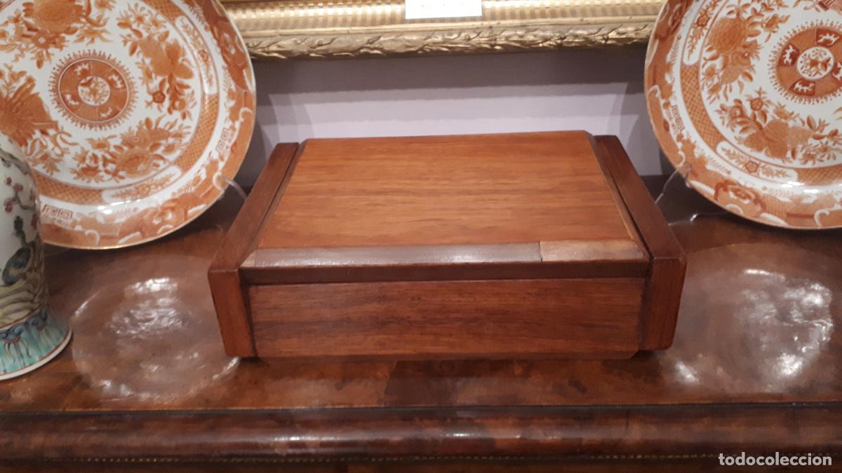 Antig&uuml;edades: Caja de caoba, arte de Co. Hacia 1925.