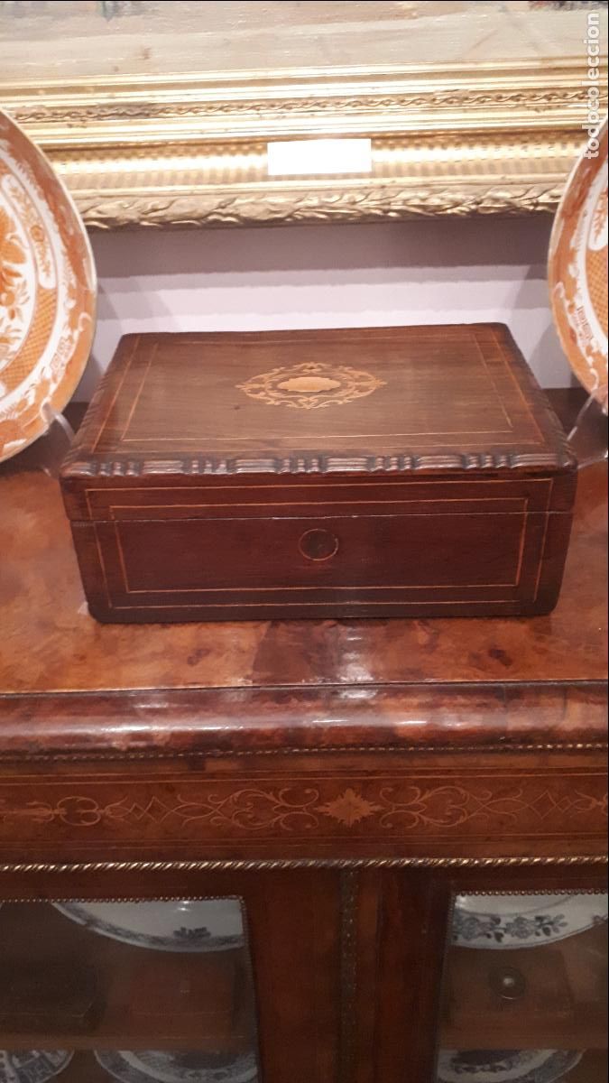 Antig&uuml;edades: Caja de palo santo. SIGLO XIX.