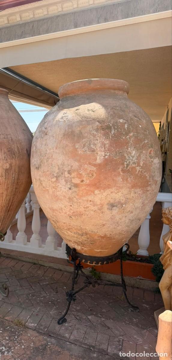 Antig&uuml;edades: Gran tinaja con pie de hierro.