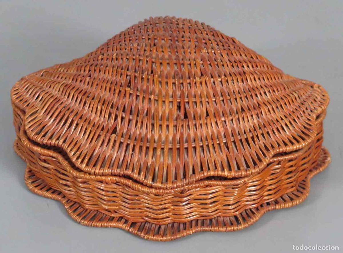 Antig&uuml;edades: CAJA MIMBRE EN FORMA DE CONCHA TRIDACNA. HACIA 1960