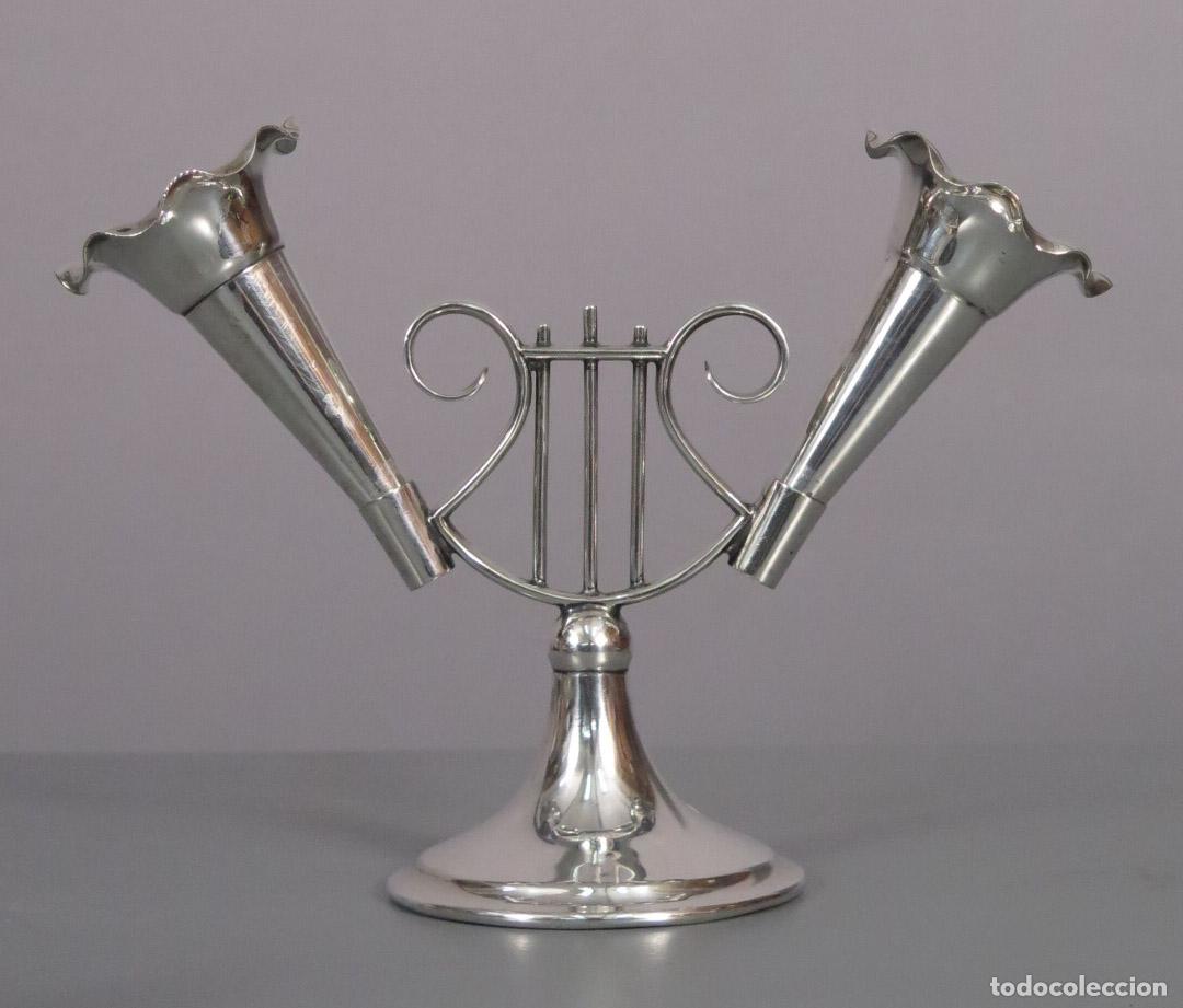 Antig&uuml;edades: VIOLETERO EN FORMA DE LIRA. METAL PLATEADO. PUNZONADA. HACIA 1920