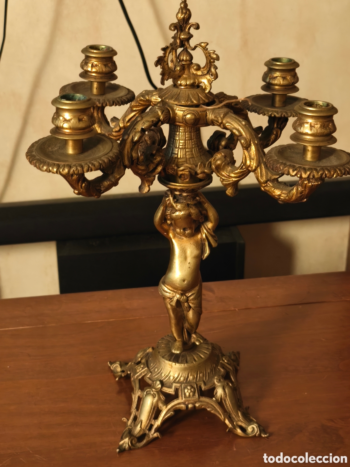 Antig&uuml;edades: Candelabro met&aacute;lico pesado, 4 brazos