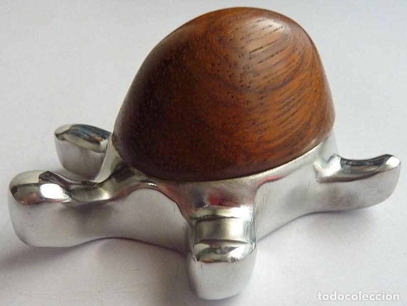 Antig&uuml;edades: TORTUGA PISAPAPELES - EN LAT&Oacute;N PLATEADO Y MADERA - MARCA: BATELA - NUEVO