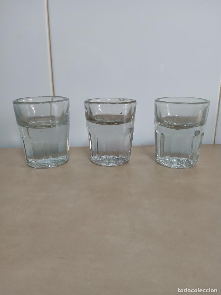 Antig&uuml;edades: Lote de 3 vasos de licor o txiquiteros con cristal grueso