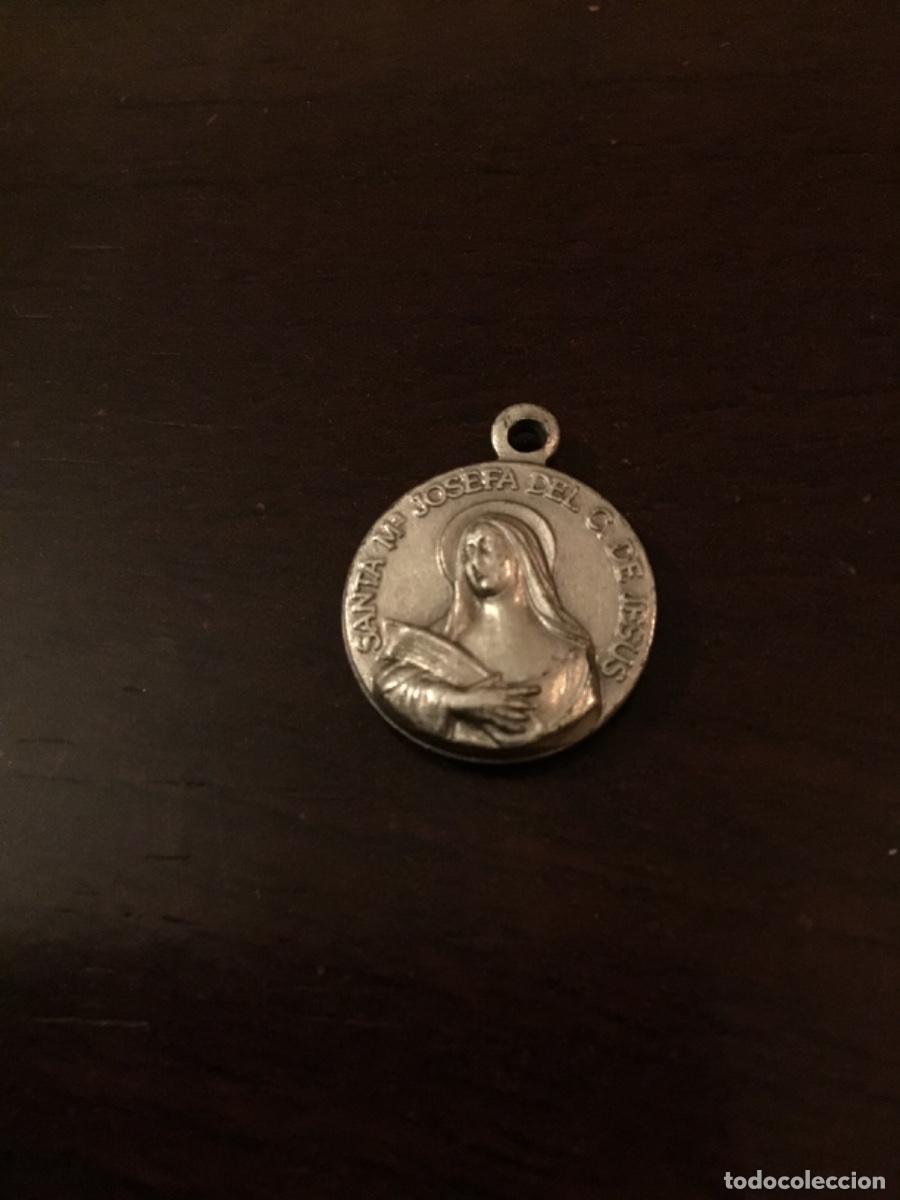 Antig&uuml;edades: Reliquia de st&ordf; Maria Josefa del C. de Jes&uacute;s, 1,7 cm de di&aacute;metro. (trozo de tela