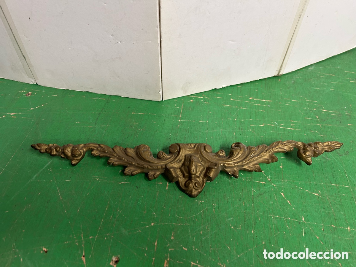 Antig&uuml;edades: ADORNO BRONCE ANTIGUO PARA MUEBLE ,REMATE FRONTAL ETC