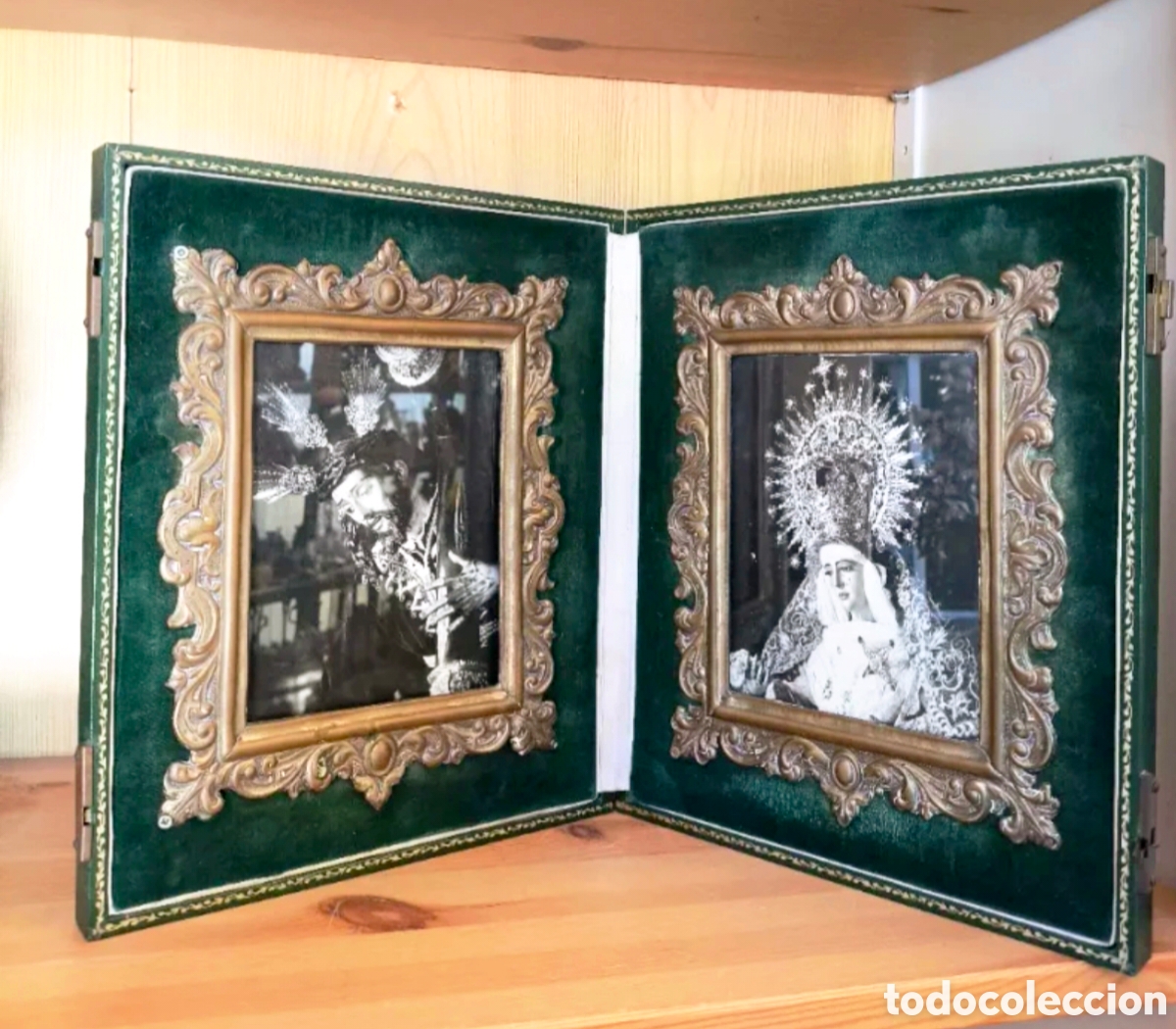 Antig&uuml;edades: D&iacute;ptico religioso que contiene dos fotograf&iacute;as en blanco y negro enmarcadas individualmente dentro d