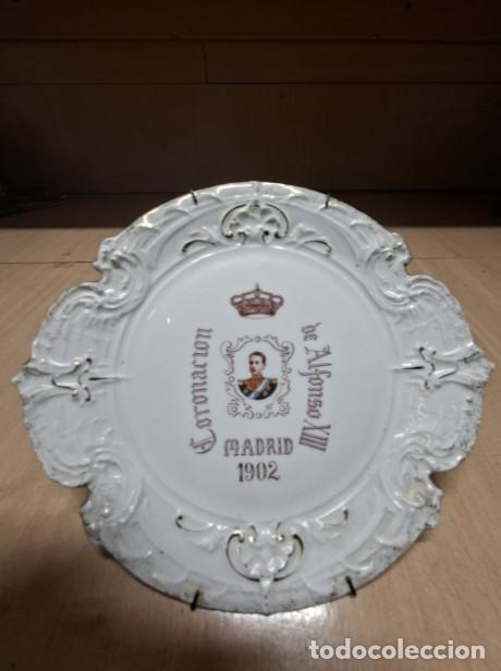 Antig&uuml;edades: Plato Conmemorativo Porcelana - Coronaci&oacute;n Alfonso XIII - Madrid 1902 (Con Alambre Colgador Original