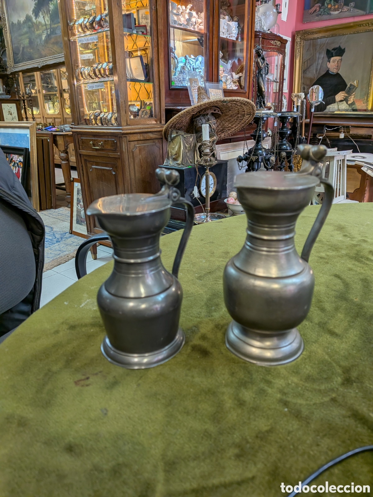 Antig&uuml;edades: pareja de jarras de esta&ntilde;o. REF-6573