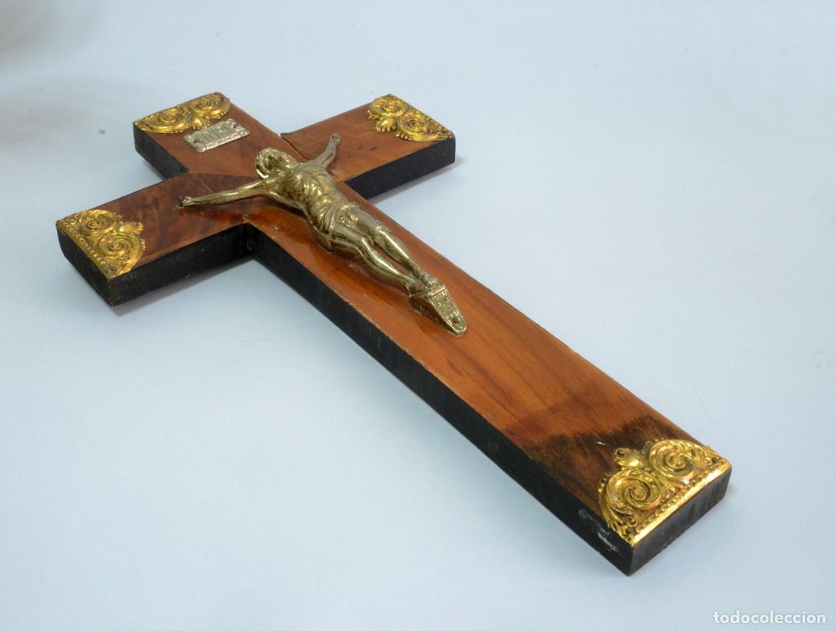Antig&uuml;edades: Crucifijo antiguo con una base de madera, detalles ornamentales dorados en esquinas