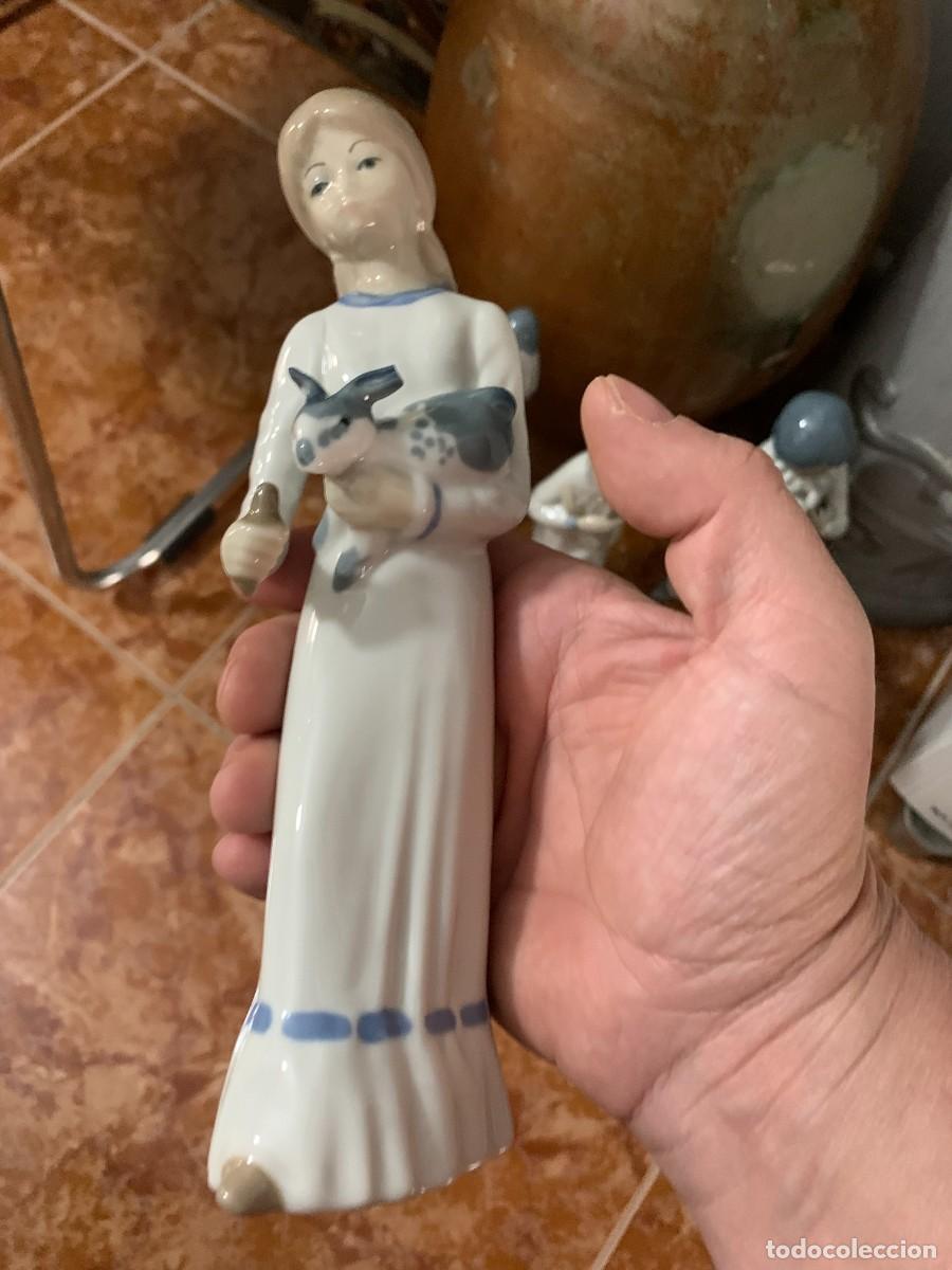 Antig&uuml;edades: NI&Ntilde;A CON CO&Ntilde;EJO EN BRAZOS PORCELANA CASADES