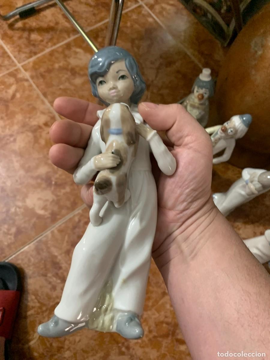 Antig&uuml;edades: NI&Ntilde;O CON PERRO EN BRAZOS CASADES
