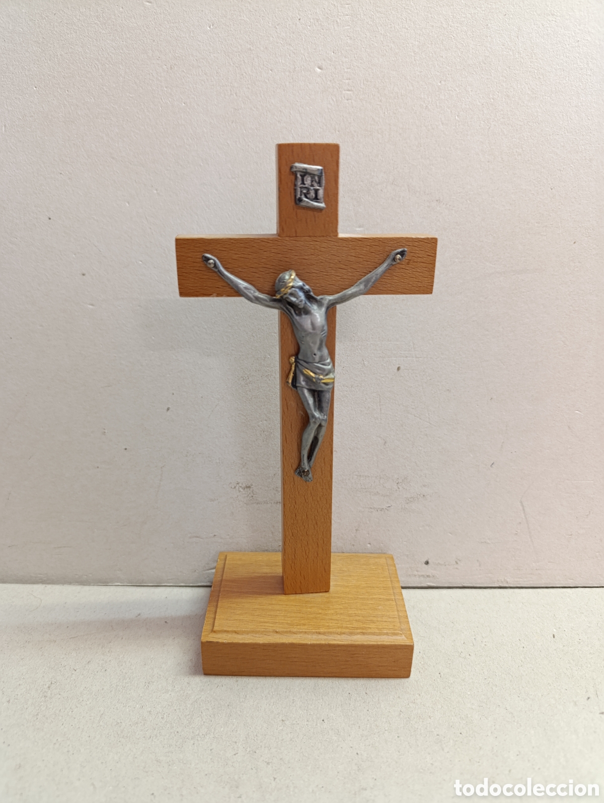 Antig&uuml;edades: CRUZ DE SOBREMESA EN MADERA Y CRISTO DE METAL. 20 CM.