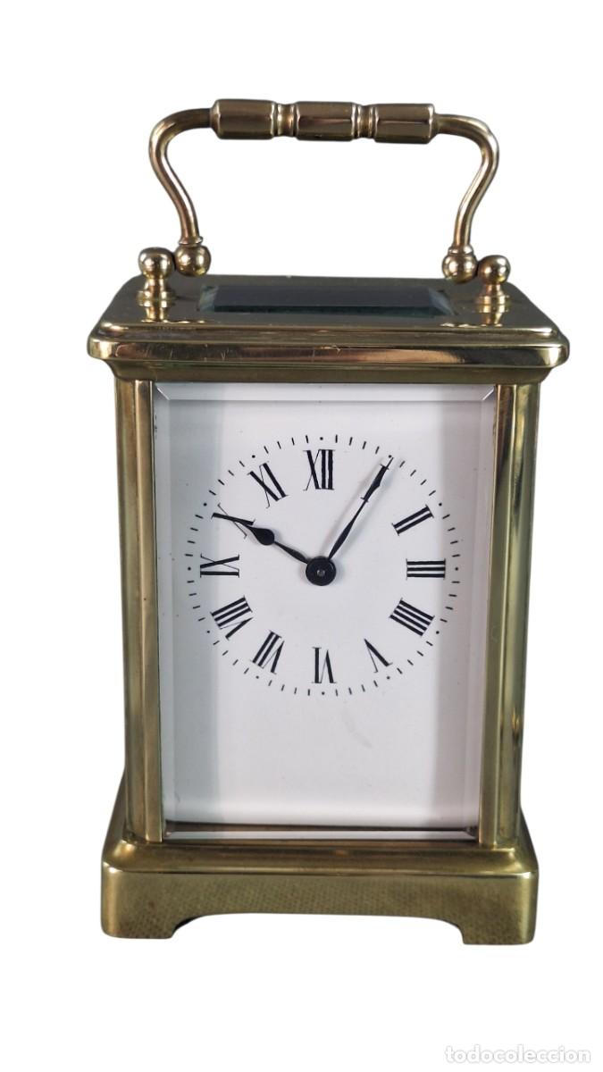 Antig&uuml;edades: Reloj de carruaje. Bronce, cristal. 7 d&iacute;as marcha. Esfera esmalte. Siglo XIX-XX. 12 x 8 x 6,5 cm.