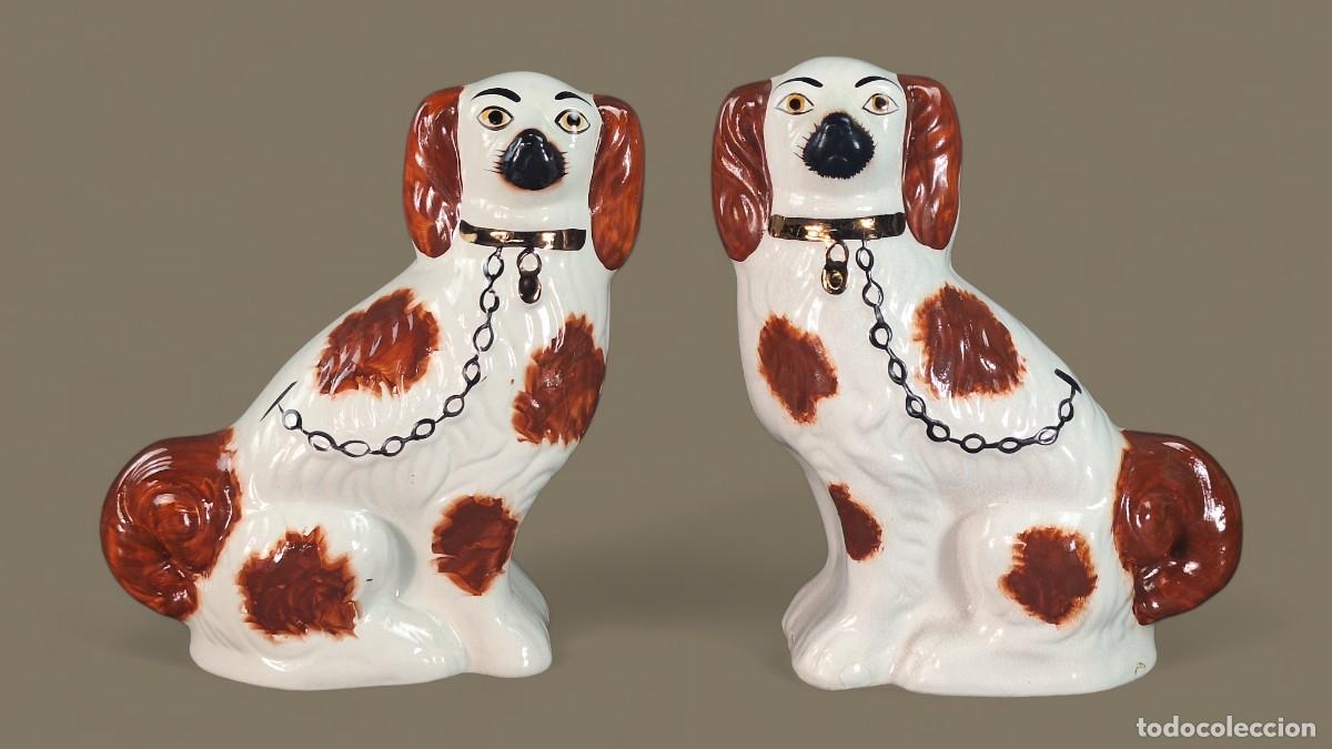 Antig&uuml;edades: Pareja perros. Cer&aacute;mica. Staffordshire. Inglaterra. Mediados siglo XX. 22 x 20 x 8 cm.