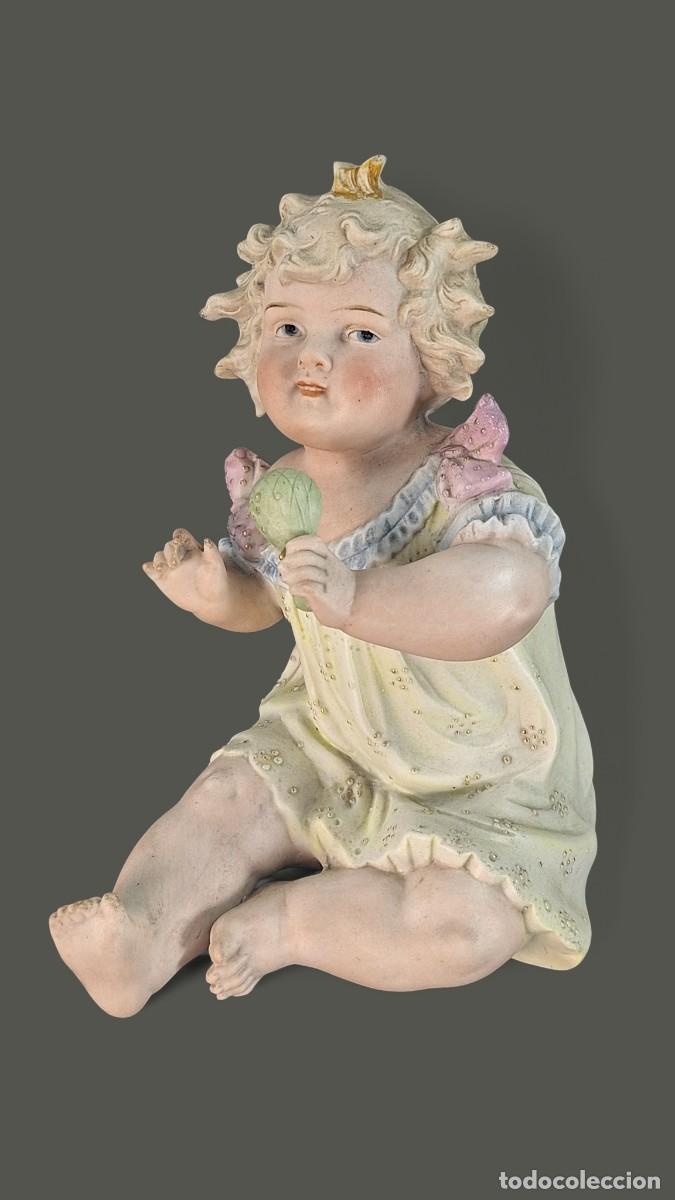 Antig&uuml;edades: Baby doll piano. Biscuit policromado. Alemania. Principios siglo XX. 18 x 18 x 14,5 cm.