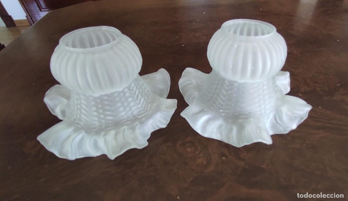 Antig&uuml;edades: PAREJA DE ANTIGUAS TULIPAS DE VIDRIO. ESTILO CENTERIA Y ONDULADAS. 15 CENTIMETROS.