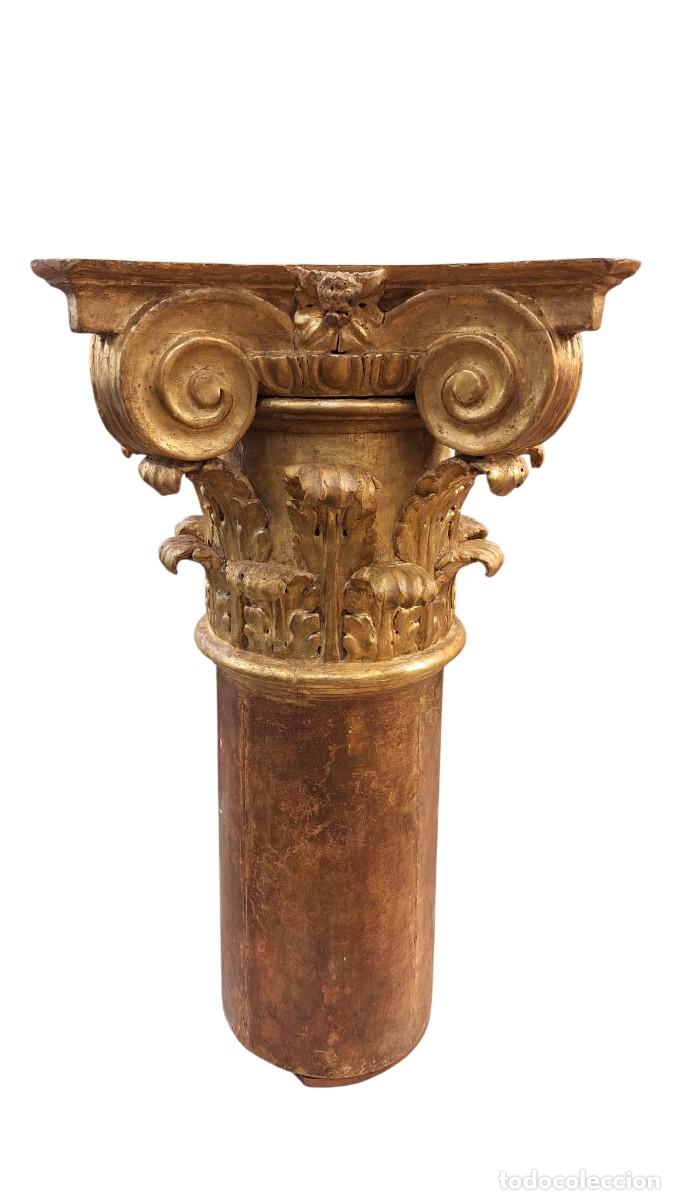 Antig&uuml;edades: Columna capitel. Corintio. talla madera. &Eacute;poca barroca. Espa&ntilde;a. Siglo XVIII. 104,5 cm x 55 x 55 cm.