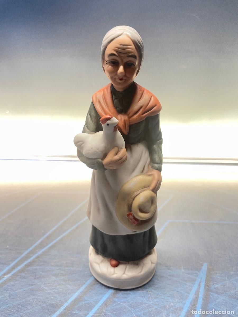 Antig&uuml;edades: Figura Porcelana abuela con gallina 18cm