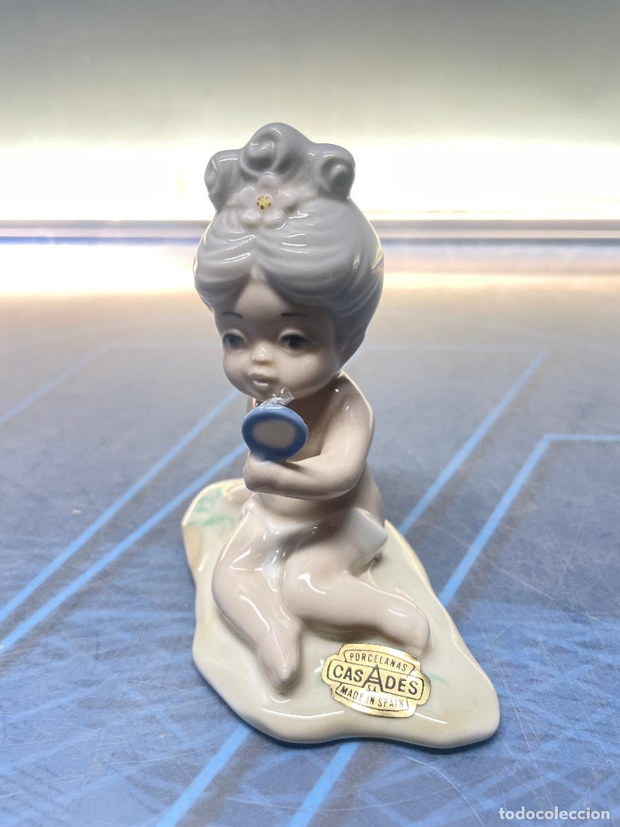 Antig&uuml;edades: Figura de porcelana casades 10cm ni&ntilde;o mirandose al espejo