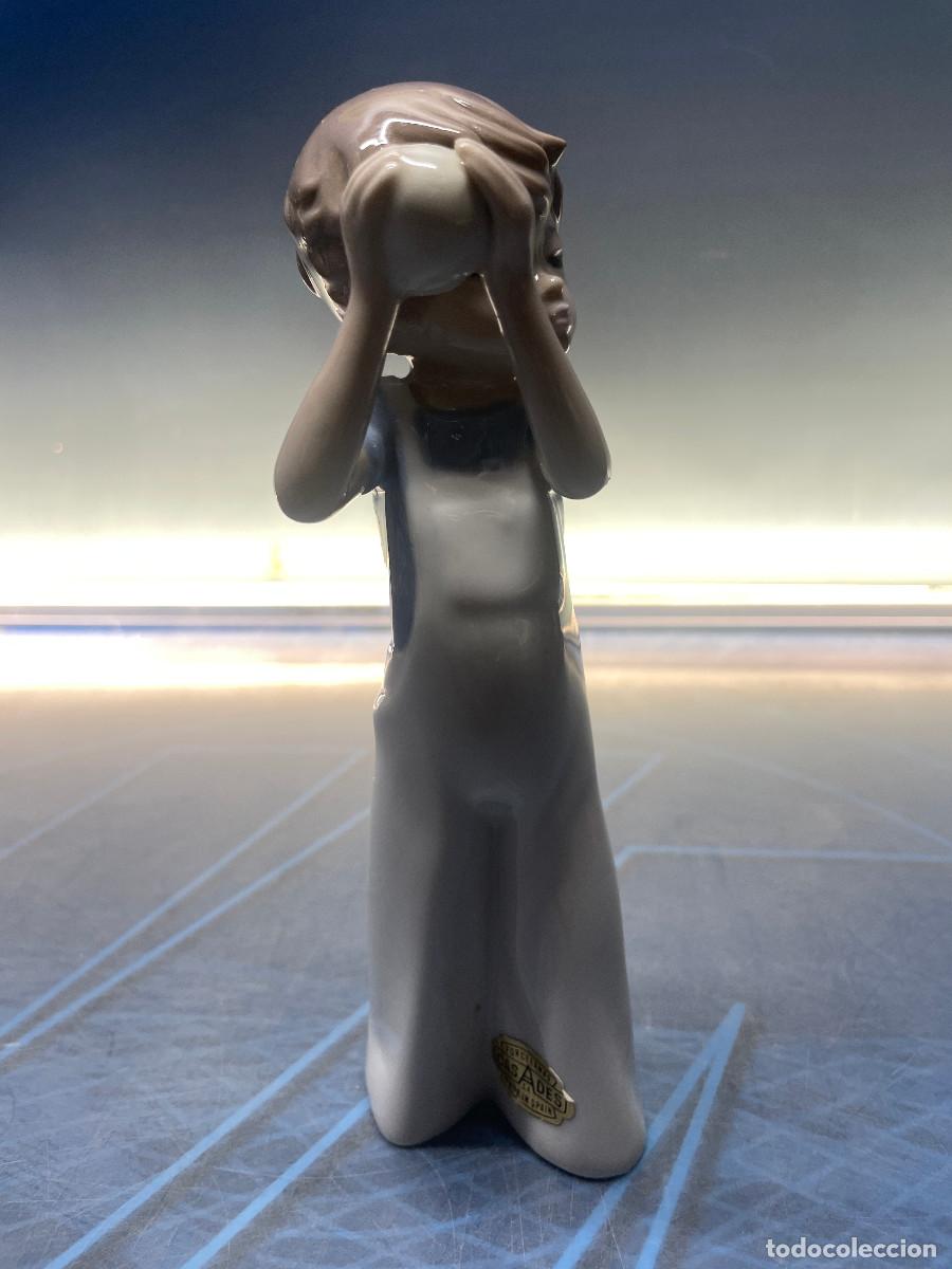 Antig&uuml;edades: Figura de porcelana casades 18cm ni&ntilde;o con pelota