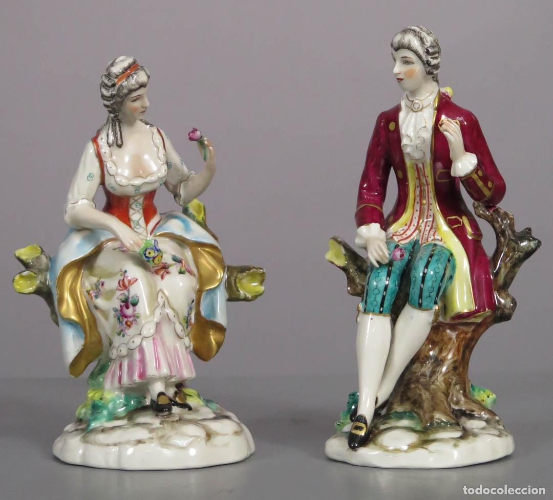 Antig&uuml;edades: PAREJA DE FIGURAS GALANTES. SIGUIENDO MODELOS ROCOCOS. SIGLO XX
