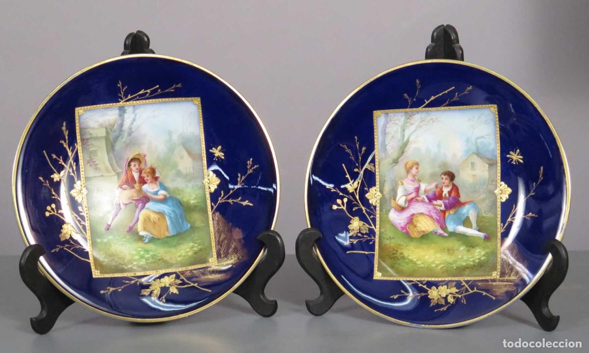 Antig&uuml;edades: PAREJA DE PLATOS. PINTADOS A MANO. ESCENAS GALANTES BUCOLICAS. MARCA EN BASE. HACIA 1920