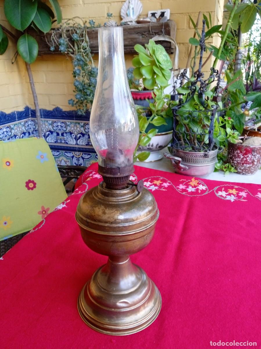 Antig&uuml;edades: L&aacute;mpara Quinqu&eacute; antiguo de metal con tulipa