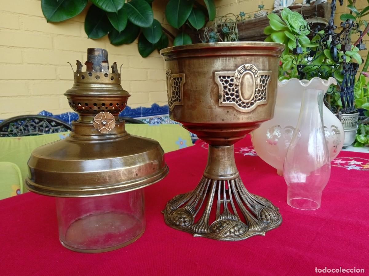 Antig&uuml;edades: L&aacute;mpara Quinqu&eacute; antiguo de metal con tulipas