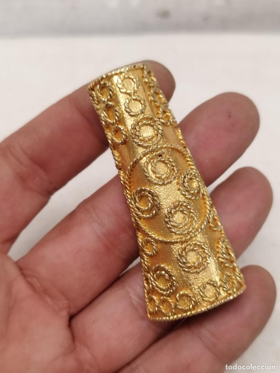 Antig&uuml;edades: Adorno de metal dorado a identificar.