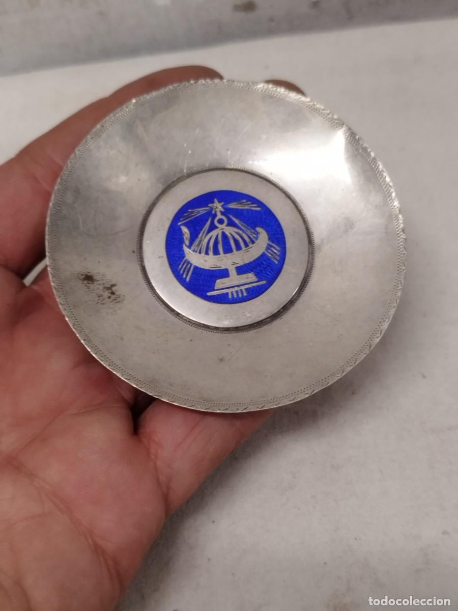 Antig&uuml;edades: Antiguo peque&ntilde;o plato de metal plateado. Con barco vikingo sobre un fondo de esmalte azul.