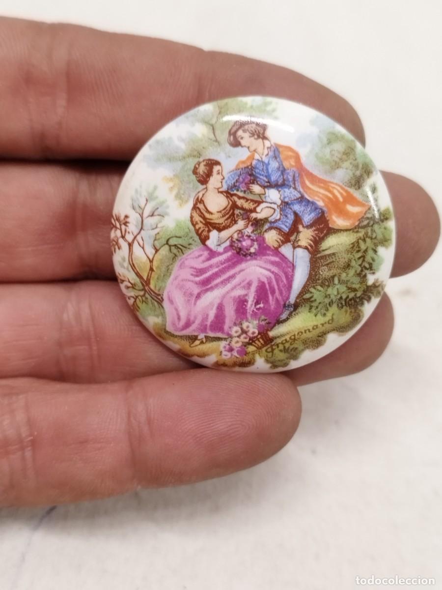 Antig&uuml;edades: Placa de porcelana de mujer y gal&aacute;n. Tipo limoges.