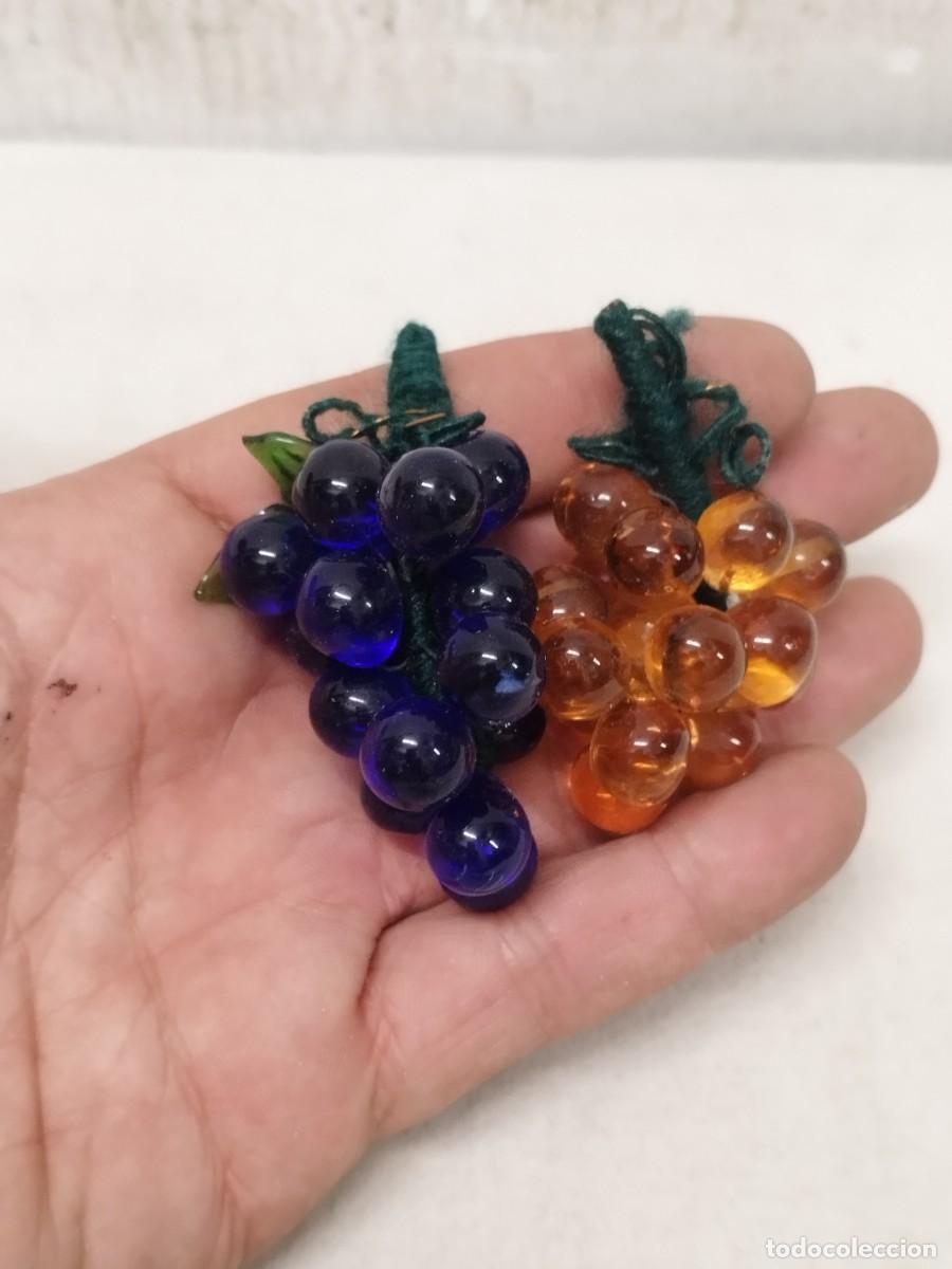 Antig&uuml;edades: Dos antiguos adornos de dos racimos de uvas, en cristal de color azul y tipo ambar.