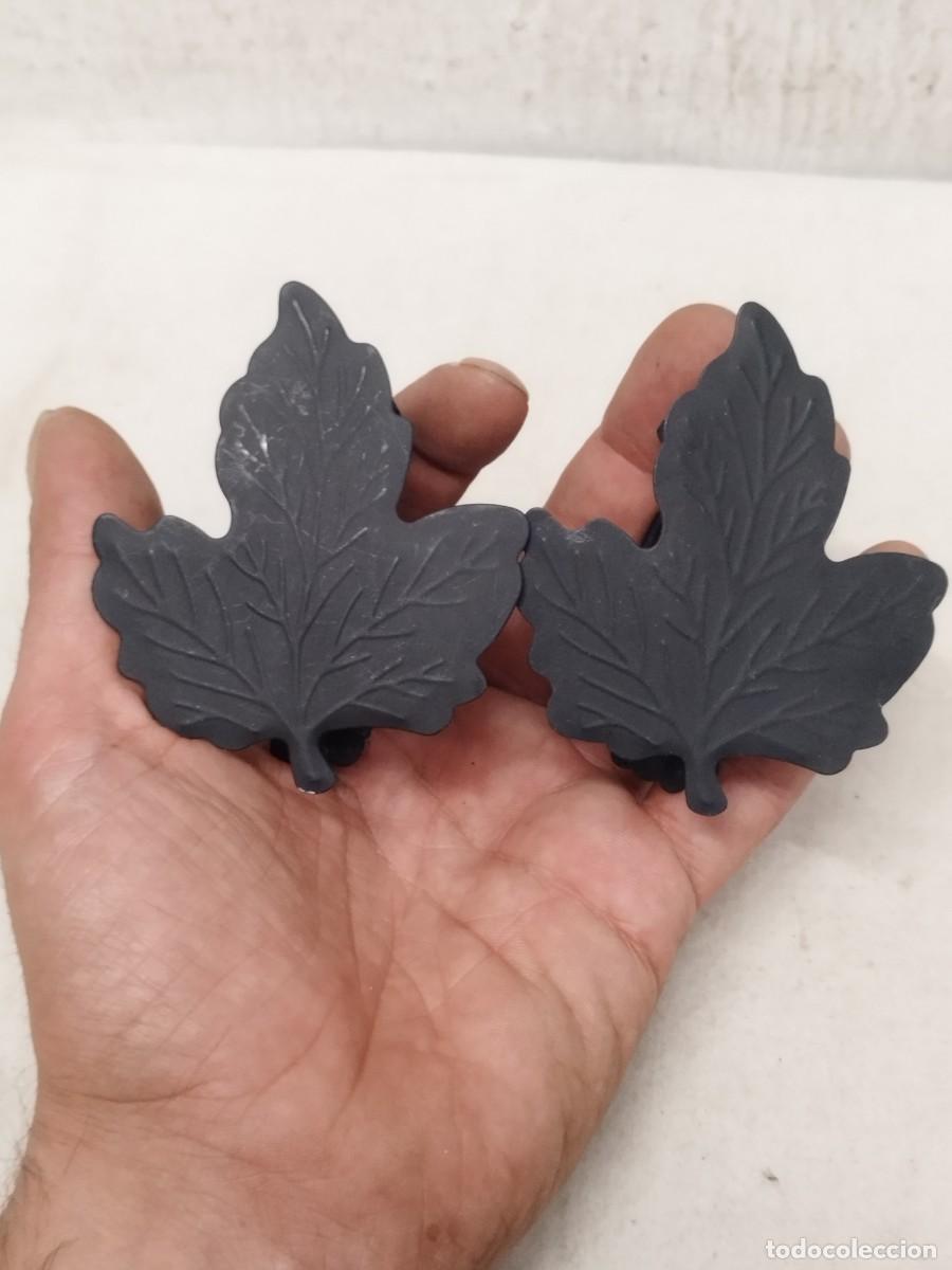 Antig&uuml;edades: Dos pinzas en forma de hojas, para cortinas. - Foto 1