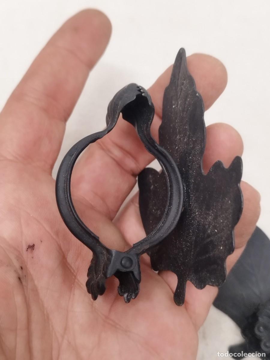 Antig&uuml;edades: Dos pinzas en forma de hojas, para cortinas. - Foto 3