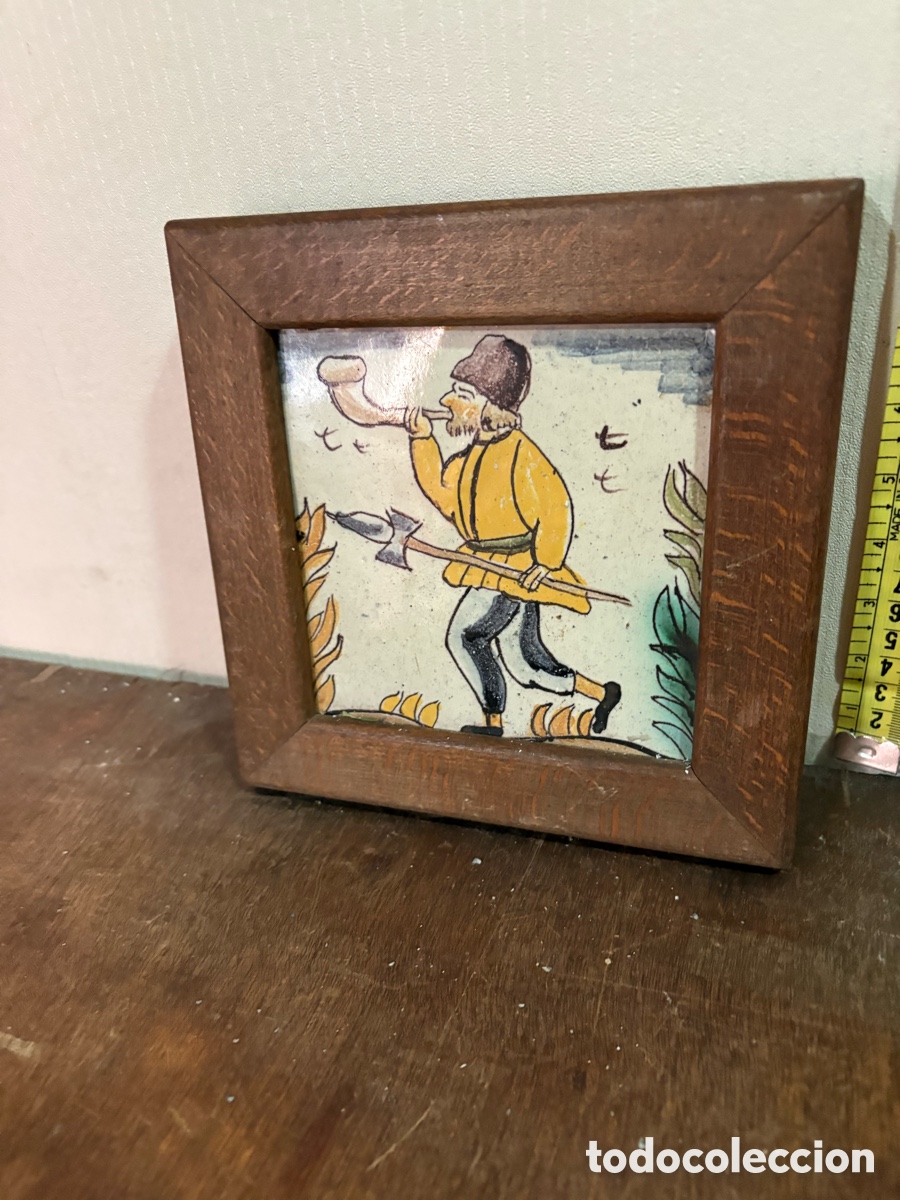 Antig&uuml;edades: azulejo catal&aacute;n del siglo XVIII, conocido como &rdquo;Cazador&rdquo; de la serie &rdquo;d'Arts i Oficis&rdquo;