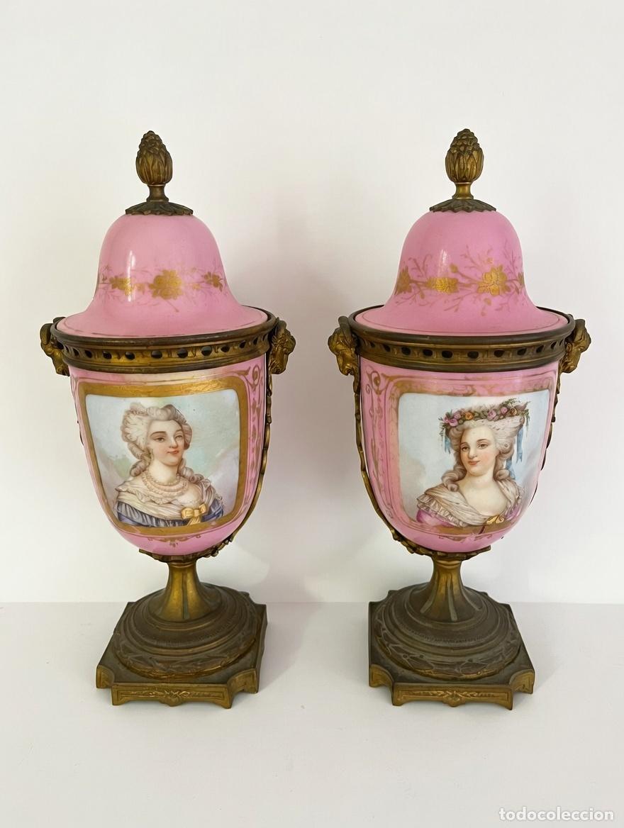 Antig&uuml;edades: PAREJA DE JARRONES DE S&Egrave;VRES CON RETRATOS. PORCELANA ESMALTADA. FRANCIA. SIGLO XIX.