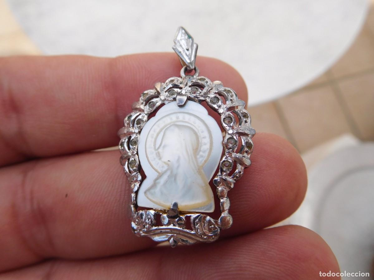 Antig&uuml;edades: Medalla antigua de plata, n&aacute;car y piedras o cristales engarzados Virgen
