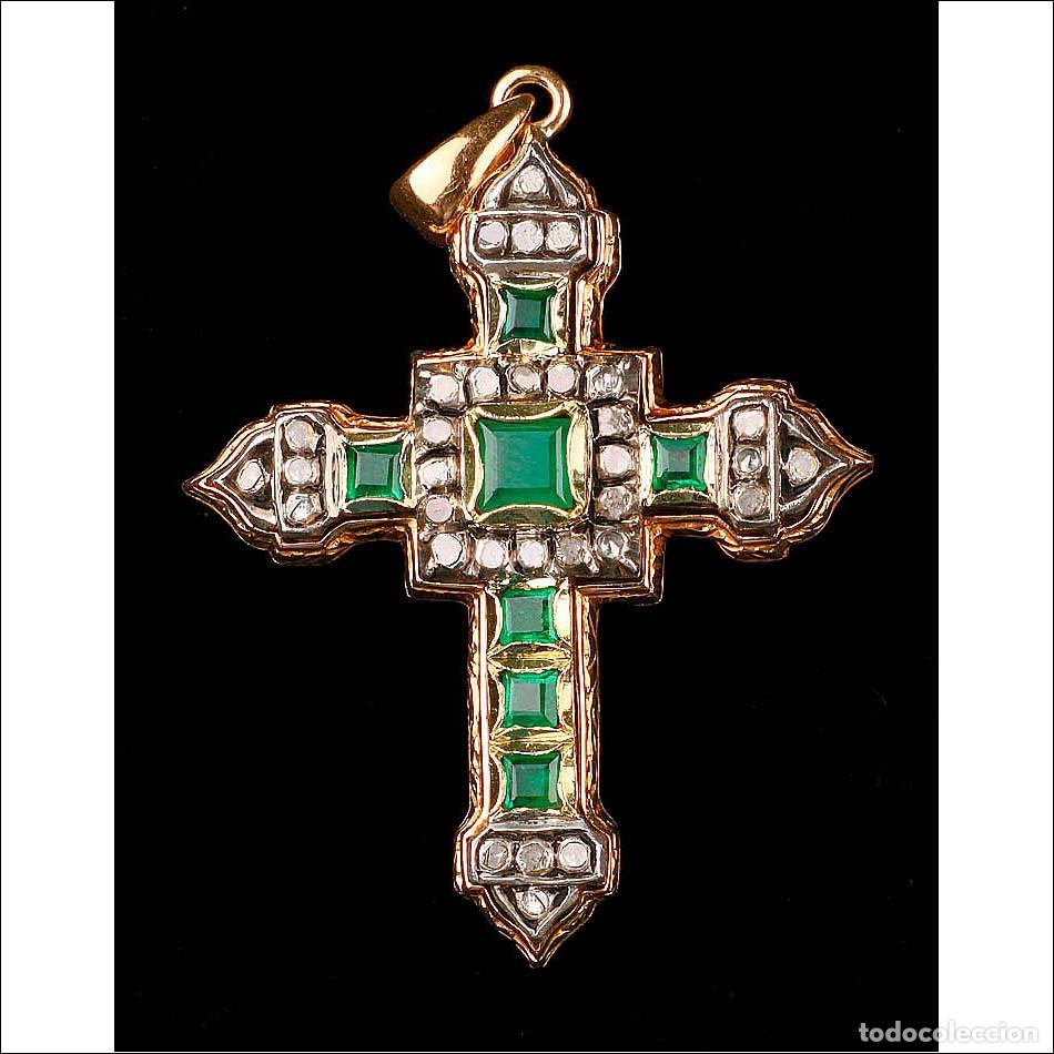 Antig&uuml;edades: Antigua Cruz de Pecho en Oro 18K con Esmeraldas y Diamantes. Espa&ntilde;a, c. 1900-1920